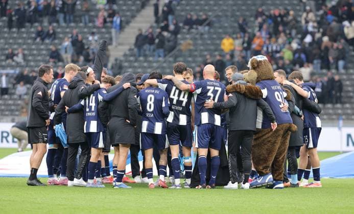 Hertha team circle after the end of the match Ritual Sport Soccer Football DFL 2 Bundesliga Men 8 Matchday Season 2025 2026 04 10 2025 Hertha BSC Berlin vs Preußen Münster DFL regulations prohibit any use of photographs as image sequences and or quasi video