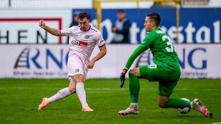from left scorer Robin Meissner Meissner, Osnabrück, 11 pulls away, Lucien Hawryluk goalkeeper, SVWM, 30 comes too late, scores the goal to 1 1, goal, goal success, highlight, action, action scene, 04 10 2025, Mannheim Germany , Football, 3 Liga, SV Waldhof Mannheim VfL Osnabrück, DFB DFL REGULATIONS PROHIBIT ANY USE OF PHOTOGRAPHS AS IMAGE SEQUENCES AND OR QUASI VIDEO xozx