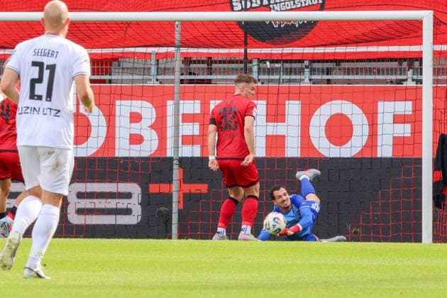 Goalkeeper Kai Eisele FC Ingolstadt 04, Nr 25 can save here together with Simon Lorenz FC Ingolstadt 04, Nr 32 during the match FC Ingolstadt 04 vs SSV Ulm 1846 Fußball on 04 10 2025, DFB regulations prohibit any use of photographs as image sequences and or quasi video GER, Soccer, 3 Liga, Matchday 10, FC Ingolstadt 04 vs SSV Ulm 1846 Fußball, 04 10 2025, Audi Sportpark Ingolstadt Copyright: xEibner-Pressefoto OliverxSTRISCHx EP-OSH
