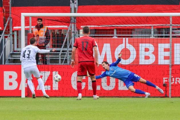 Leon Dajaku SSV Ulm 1846, Nr 43 sinks the penalty against goalkeeper Kai Eisele FC Ingolstadt 04, Nr 25 without any difficulties during the match FC Ingolstadt 04 vs SSV Ulm 1846 Football on 04 10 2025, DFB regulations prohibit any use of photographs as image sequences and or quasi video GER, Football, 3 Liga, Matchday 10, FC Ingolstadt 04 vs SSV Ulm 1846 Football, 04 10 2025, Audi Sportpark Ingolstadt Copyright: xEibner-Pressefoto OliverxSTRISCHx EP-OSH