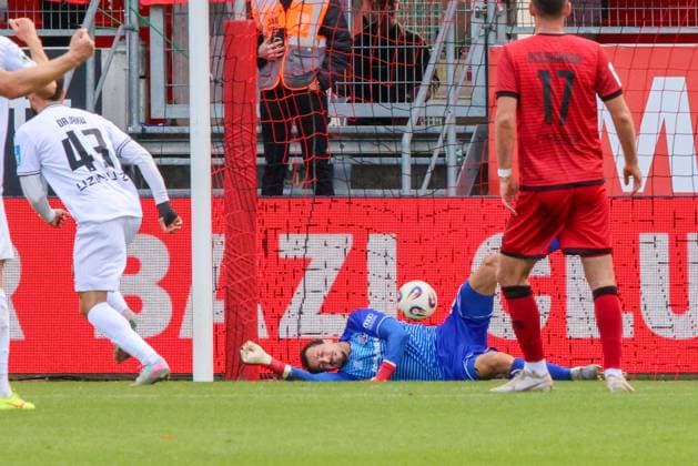 Leon Dajaku SSV Ulm 1846, Nr 43 sinks the penalty against goalkeeper Kai Eisele FC Ingolstadt 04, Nr 25 without any difficulties during the match FC Ingolstadt 04 vs SSV Ulm 1846 Football on 04 10 2025, DFB regulations prohibit any use of photographs as image sequences and or quasi video GER, Football, 3 Liga, Matchday 10, FC Ingolstadt 04 vs SSV Ulm 1846 Football, 04 10 2025, Audi Sportpark Ingolstadt Copyright: xEibner-Pressefoto OliverxSTRISCHx EP-OSH