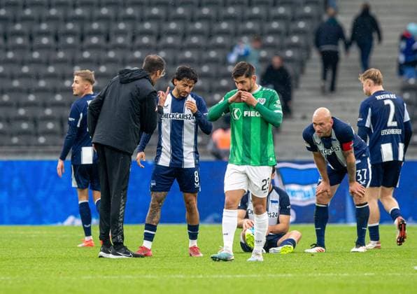Soccer, Men, Season 2025 2026, 2 Bundesliga 8 Matchday , Hertha BSC SC Preußen Münster, f l Co Coach Andre Mijatovic Hertha BSC grumbles after the final whistle with Kevin Sessa Hertha BSC , 04 10 2025, Copyright: xSebastianxRäppold MatthiasxKochx