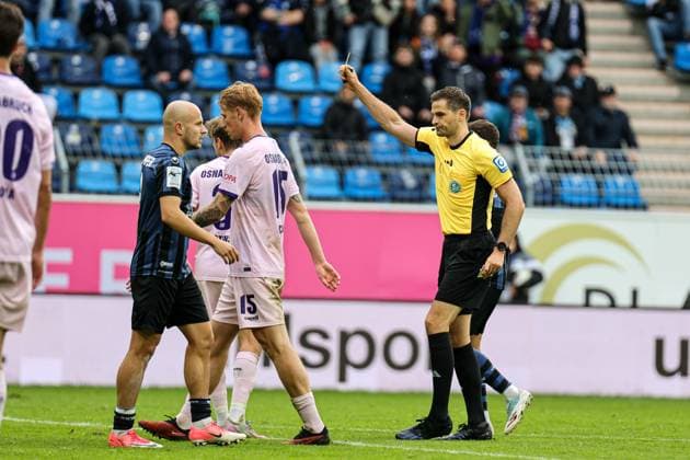 Yellow card for Frederik Christensen VfL Osnabr ck, 3 at SV Waldhof Mannheim VfL Osnabrueck on 04 10 25 at Carl Benz Stadion, Mannheim xamx Photo Alfio Marino Copyright:
