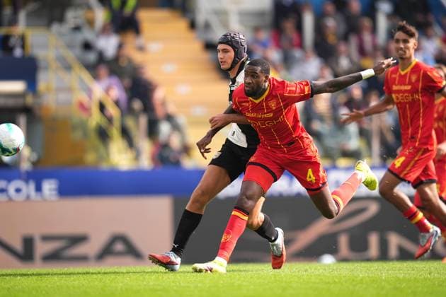 Lecce s Kialonda Gaspar fights for the ball with Parma s Mateo Pellegrino Casalanguida during the Serie A soccer match between Parma and Lecce at Ennio Tardini Stadium in Parma, North Italy, Saturday, October 4, 2025. Soccer  Copyright: xMassimoxPaolone LaPressex