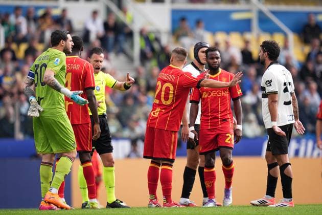 Referee Daniele Doveri shouts instructions to players during the Serie A soccer match between Parma and Lecce at Ennio Tardini Stadium in Parma, North Italy, Saturday, October 4, 2025. Soccer  Copyright: xMassimoxPaolone LaPressex