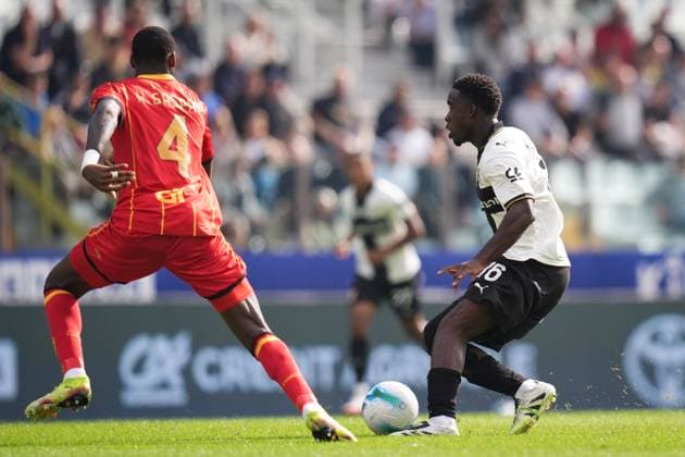 Parma s Lamine Mandela Keita fights for the ball with Lecce s Kialonda Gaspar during the Serie A soccer match between Parma and Lecce at Ennio Tardini Stadium in Parma, North Italy, Saturday, October 4, 2025. Soccer  Copyright: xMassimoxPaolone LaPressex