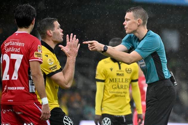 HÄLLEVIK, SWEDEN 20251004 Mjällby s Jacob Bergström discusses with referee Oscar Johnson during Saturday s Allsvenskan football match between Mjällby AIF and IF Elfsborg at Strandvallen in Hällevik HÄLLEVIK SWEDEN x50090x  Copyright: xJohanxNilsson TTx ALLSWEDEN MJÄLLBY-ELFSBORG
