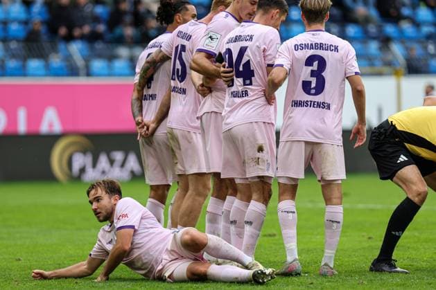 Lars Kehl VfL Osnabr ck, 18 behind the wall at the free kick for SV Waldhof Mannheim at SV Waldhof Mannheim VfL Osnabrueck on 04 10 25 at Carl Benz Stadium, Mannheim xamx Photo Alfio Marino Copyright:
