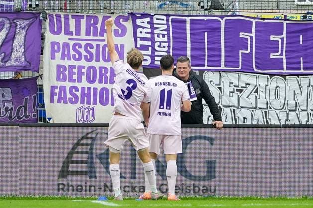 Fussball: 3. Liga, 10. Spieltag, SV Waldhof Mannheim - VfL Osnabrück am 04.10.2025 in Mannheim (Carl-Benz-Stadion), Deutschland, Saison 2025 2026 DFL REGULATIONS PROHIBIT ANY USE OF PHOTOGRAPHS AS IMAGE SEQUENCES AND OR QUASI VIDEO: Robin Meißner (11, VFL) und Frederik Christensen (3, VFL) jubeln mit den fans zum 1:1. Mannheim Carl-Benz-Stadion Deutschland Copyright: xChristophxKinzingerx