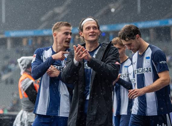 Soccer, Men, Season 2025 2026, 2 Bundesliga 8 Matchday , Hertha BSC SC Preußen Münster, f l Marten Winkler Hertha BSC , Fabian Reese Hertha BSC , Linus Gechter Hertha BSC , Cheering after the final whistle, 04 10 2025, Copyright: xSebastianxRäppold MatthiasxKochx