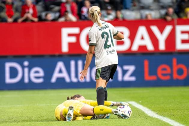 Pernille Harder 21 FC Bayern Muenchen Frauen , Mariella El Sherif 39 SV Werder Bremen , FC Bayern Frauen Muenchen SV Werder Bremen, Google Pixel Frauenbundesliga, 5 Spieltag, 04 10 25 DFB regulations prohibit any use of photographs as image sequences and or quasi video kolbert press Muenchen Bayern Germany Copyright: xkolbert-press UlrichxGamelx