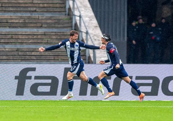 Soccer, Men, Season 2025 2026, 2 Bundesliga 8 Matchday , Hertha BSC SC Preußen Münster, f l Sebastian Grönning Hertha BSC , Fabian Reese Hertha BSC , Cheering after goal to 1 0, 04 10 2025, Copyright: xSebastianxRäppold MatthiasxKochx
