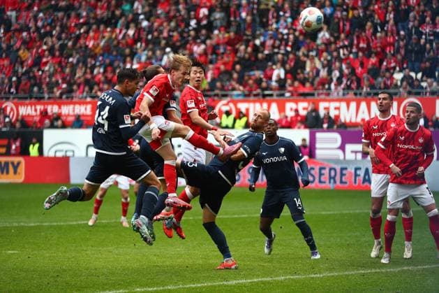 04 10 2025, xmohx, Soccer 2 Bundesliga, 1 FC Kaiserslautern VfL Bochum v l Cajetan Lenz VfL Bochum Mika Haas 1 FC Kaiserslautern DFL DFB REGULATIONS PROHIBIT ANY USE OF PHOTOGRAPHS as IMAGE SEQUENCES and or QUASI VIDEO Kaiserslautern