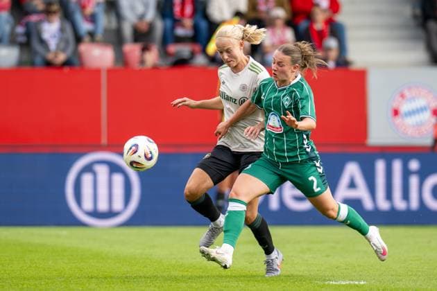 Pernille Harder 21 FC Bayern Muenchen Frauen , Chiara d Angelo 2 SV Werder Bremen , FC Bayern Frauen Muenchen SV Werder Bremen, Google Pixel Frauenbundesliga, 5 Spieltag, 04 10 25 DFB regulations prohibit any use of photographs as image sequences and or quasi video kolbert press Muenchen Bayern Germany Copyright: xkolbert-press UlrichxGamelx