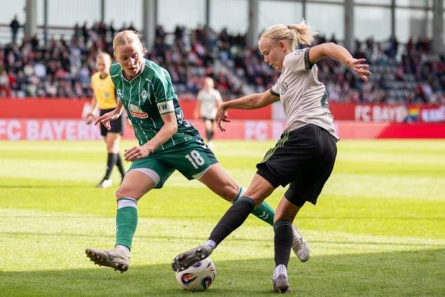Lina Hausicke 18 SV Werder Bremen in a duel with Pernille Harder 21 FC Bayern Muenchen Frauen , FC Bayern Frauen Muenchen SV Werder Bremen, Google Pixel Frauenbundesliga, 5 Spieltag, 04 10 25 DFB regulations prohibit any use of photographs as image sequences and or quasi video kolbert press Muenchen Bayern Germany Copyright: xkolbert-press UlrichxGamelx