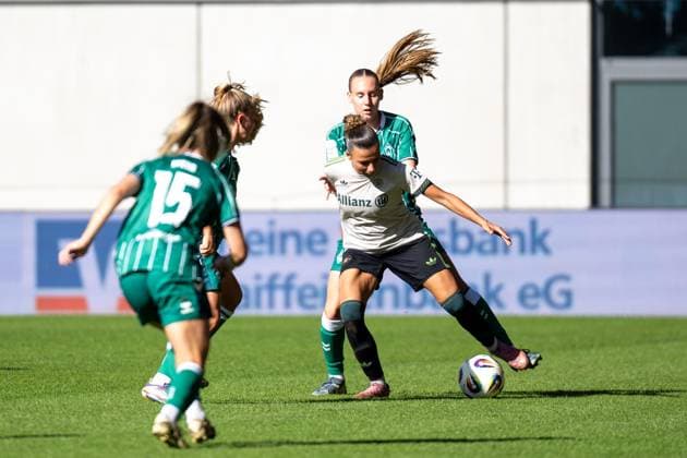 Arianna Caruso 27 FC Bayern Muenchen Frauen im Zweikampf, FC Bayern Frauen Muenchen SV Werder Bremen, Google Pixel Frauenbundesliga, 5 Spieltag, 04 10 25 DFB regulations prohibit any use of photographs as image sequences and or quasi video kolbert press Muenchen Bayern Germany Copyright: xkolbert-press UlrichxGamelx