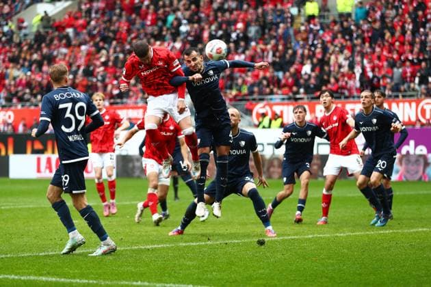04 10 2025, xmohx, Fußball 2 Bundesliga, 1 FC Kaiserslautern VfL Bochum v l Jan Elvedi 1 FC Kaiserslautern Erhan Masovic VfL Bochum Zweikampf, Aktion, action, battle for the ball DFL DFB REGULATIONS PROHIBIT ANY USE OF PHOTOGRAPHS as IMAGE SEQUENCES and or QUASI VIDEO Kaiserslautern