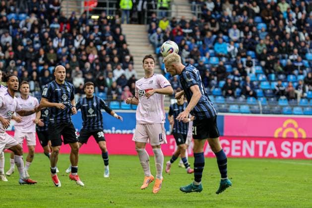 Julian Rieckmann SV Waldhof Mannheim, 21 with the header during SV Waldhof Mannheim VfL Osnabrueck on 04 10 25 at Carl Benz Stadion, Mannheim xamx Photo Alfio Marino Copyright: