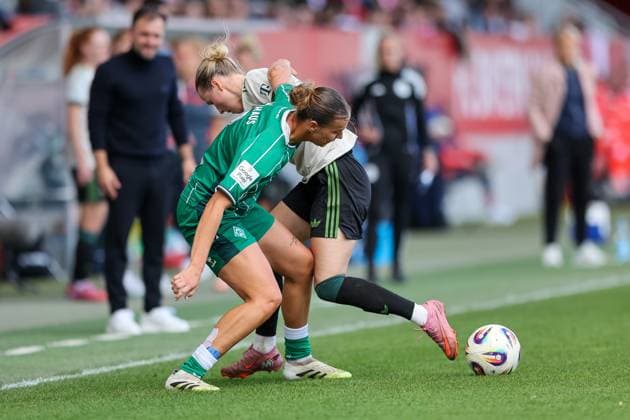 Larissa Muehlhaus SV Werder Bremen, 07 with ball with Franziska Kett FC Bayern Muenchen, 20 , GER, FC Bayern Muenchen vs SV Werder Bremen, Soccer, Google Pixel Womens Bundesliga, 5 Matchday, Season 2025 2026, 04 10 2025, DFL DFB REGULATIONS PROHIBIT ANY USE OF PHOTOGRAPHS as IMAGE SEQUENCES and or QUASI VIDEO, GER, FC Bayern Muenchen vs SV Werder Bremen, Football, Google Pixel Frauen Bundesliga, 5 Spieltag, Saison 2025 2026, 04 10 2025 Muenchen Copyright: xEibner-Pressefoto JennixMaulx EP_JML