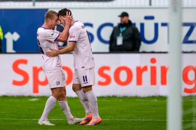 v li Fridolin Wagner Osnabrück, 26 , goal scorer Robin Meißner Meissner, Osnabrück, 11 , players from VfL Osnabrück, cheer about the goal to 1 2, cheer, goal celebration, celebrate the goal, goal, celebration, cheers about the goal, rejoice, joy, optimistic, positive, game scene, highlight, action, 04 10 2025, Mannheim Germany , Soccer, 3 Liga, SV Waldhof Mannheim VfL Osnabrück, DFB DFL REGULATIONS PROHIBIT ANY USE OF PHOTOGRAPHS AS IMAGE SEQUENCES AND OR QUASI VIDEO xozx