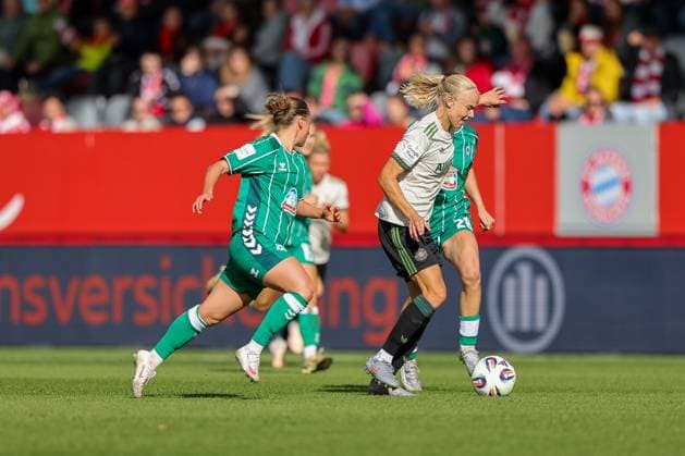 Pernille Harder FC Bayern Muenchen, 21 with Larissa Muehlhaus SV Werder Bremen, 07 , GER, FC Bayern Muenchen vs SV Werder Bremen, Soccer, Google Pixel Womens Bundesliga, 5 Matchday, Season 2025 2026, 04 10 2025, DFL DFB REGULATIONS PROHIBIT ANY USE OF PHOTOGRAPHS as IMAGE SEQUENCES and or QUASI VIDEO, GER, FC Bayern Muenchen vs SV Werder Bremen, Football, Google Pixel Frauen Bundesliga, 5 Spieltag, Saison 2025 2026, 04 10 2025 Muenchen Copyright: xEibner-Pressefoto JennixMaulx EP_JML