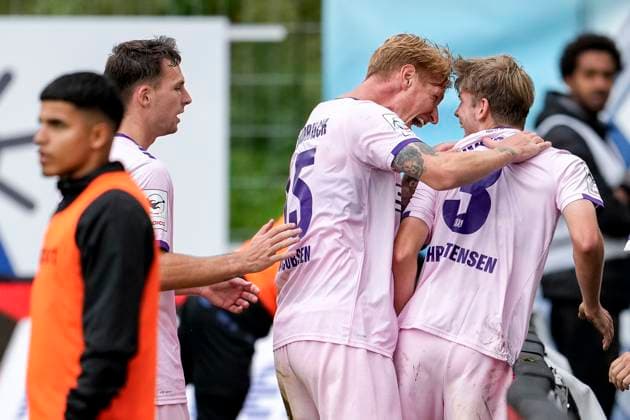 from left Robin Meißner Meissner, Osnabrück, 11 , Bjarke Jacobsen Osnabrück, 15 , scorer Frederik Christensen Osnabrück, 3 , players from VfL Osnabrück, cheer about the goal to 1 3, jubilation, goal celebration, celebrate the goal, goal, celebration, cheers about the goal, rejoice, joy, rejoices, optimistic, positive, match scene, highlight, action, 04 10 2025, Mannheim Germany , football, 3 Liga, SV Waldhof Mannheim VfL Osnabrück, DFB DFL REGULATIONS PROHIBIT ANY USE OF PHOTOGRAPHS AS IMAGE SEQUENCES AND OR QUASI VIDEO xozx