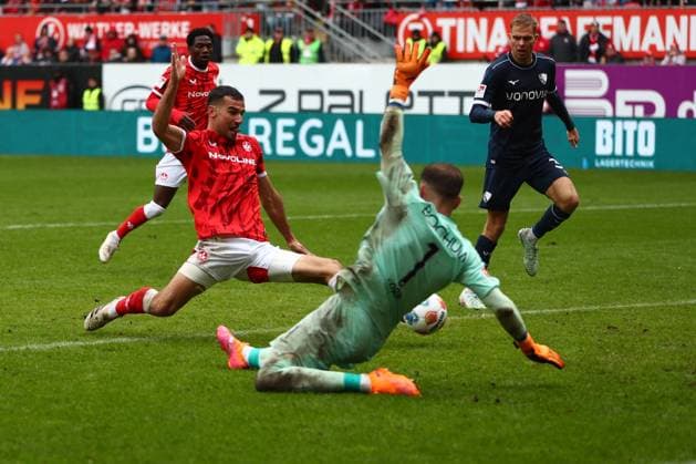 04 10 2025, xmohx, Fußball 2 Bundesliga, 1 FC Kaiserslautern VfL Bochum v l Ivan Prtajin 1 FC Kaiserslautern Timo Horn VfL Bochum Zweikampf, Aktion, action, battle for the ball DFL DFB REGULATIONS PROHIBIT ANY USE OF PHOTOGRAPHS as IMAGE SEQUENCES and or QUASI VIDEO Kaiserslautern