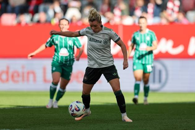 Linda Dallmann FC Bayern Muenchen, 10 , GER, FC Bayern Muenchen vs SV Werder Bremen, Football, Google Pixel Frauen Bundesliga, 5 Spieltag, Saison 2025 2026, 04 10 2025, DFL DFB REGULATIONS PROHIBIT ANY USE OF PHOTOGRAPHS as IMAGE SEQUENCES and or QUASI VIDEO, GER, FC Bayern Muenchen vs SV Werder Bremen, Football, Google Pixel Frauen Bundesliga, 5 Spieltag, Saison 2025 2026, 04 10 2025 Muenchen Copyright: xEibner-Pressefoto JennixMaulx EP_JML