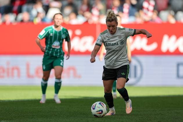 Linda Dallmann FC Bayern Muenchen, 10 shots on goal to 3 0, GER, FC Bayern Muenchen vs SV Werder Bremen, Soccer, Google Pixel Womens Bundesliga, Matchday 5, Season 2025 2026, 04 10 2025, DFL DFB REGULATIONS PROHIBIT ANY USE OF PHOTOGRAPHS as IMAGE SEQUENCES and or QUASI VIDEO, GER, FC Bayern Muenchen vs SV Werder Bremen, Football, Google Pixel Frauen Bundesliga, 5 Spieltag, Saison 2025 2026, 04 10 2025 Muenchen Copyright: xEibner-Pressefoto JennixMaulx EP_JML