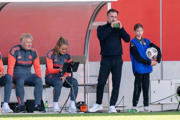 Head coach Jose Barcala FC Bayern Muenchen Frauen , FC Bayern Frauen Muenchen SV Werder Bremen, Google Pixel Frauenbundesliga, 5 Spieltag, 04 10 25 DFB regulations prohibit any use of photographs as image sequences and or quasi video kolbert press Muenchen Bayern Germany Copyright: xkolbert-press UlrichxGamelx