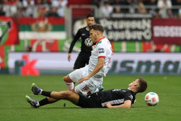 in duel, action, with Robin Fellhauer 19 FC Augsburg , Joakim Maehle 21 VfL Wolfsburg , FC Augsburg vs VfL Wolfsburg, Soccer, 1 Bundesliga, 6 Matchday, 04 10 2025 DFB regulations prohibit any use of photographs as image sequences and or quasi video Augsburg Bayern Germany Copyright: xkolbert-press ChristianxKolbertx