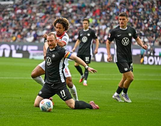 04 10 2025, Soccer 1 Bundesliga 2025 2026, Matchday 6, FC Augsburg VfL Wolfsburg, at WWK Arena Augsburg Maximilian Arnold Wolfsburg vs Han Noah Massengo FC Augsburg DFL and DFB regulations prohibit any use of photographs as image sequences and or quasi video