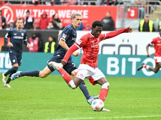 Football 2 Bundesliga Season 2025 26 1 FC Kaiserslautern 04 10 2025 Fritz Walter Stadion 1 FC Kaiserslautern fck VfL Bochum bo 3 2 Faride ALIDOU 1 FC Kaiserslautern , front Noah LOOSLI VfL Bochum 1 FC Kaiserslautern