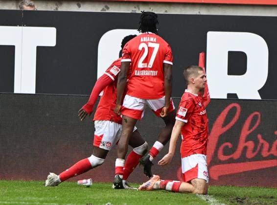 Football 2 Bundesliga Season 2025 26 1 FC Kaiserslautern 04 10 2025 Fritz Walter Stadion 1 FC Kaiserslautern fck VfL Bochum bo 3 2 Paul JOLY 1 FC Kaiserslautern , re, scored the 3 1 1 FC Kaiserslautern