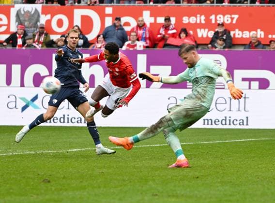 Soccer 2 Bundesliga Season 2025 26 1 FC Kaiserslautern 04 10 2025 Fritz Walter Stadion 1 FC Kaiserslautern fck VfL Bochum bo 3 2 V li Leandro MORGALLA VfL Bochum , Faride ALIDOU 1 FC Kaiserslautern , Goalkeeper Timo HORN VfL Bochum 1 FC Kaiserslautern