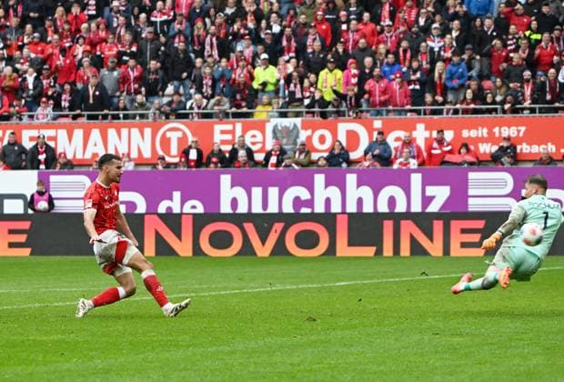Soccer 2 Bundesliga Season 2025 26 1 FC Kaiserslautern 04 10 2025 Fritz Walter Stadion 1 FC Kaiserslautern fck VfL Bochum bo 3 2 Ivan PRTAJIN 1 FC Kaiserslautern , left, scores the 2 1, right Goalkeeper Timo HORN VfL Bochum 1 FC Kaiserslautern