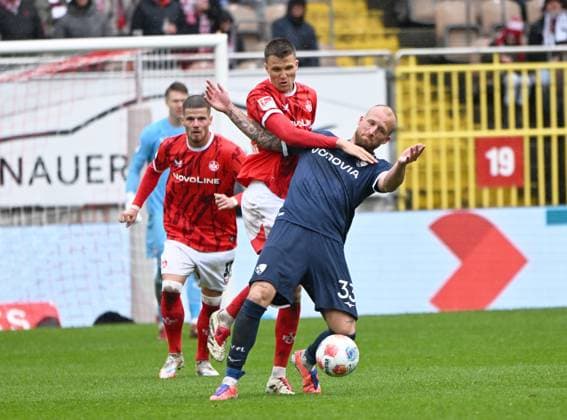 Football 2 Bundesliga Season 2025 26 1 FC Kaiserslautern 04 10 2025 Fritz Walter Stadion 1 FC Kaiserslautern fck VfL Bochum bo 3 2 Fabian KUNZE 1 FC Kaiserslautern , li Philipp HOFMANN VfL Bochum 1 FC Kaiserslautern