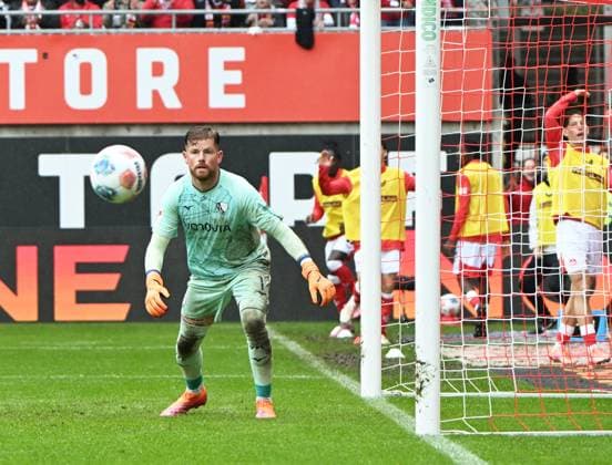 Football 2 Bundesliga Season 2025 26 1 FC Kaiserslautern 04 10 2025 Fritz Walter Stadion 1 FC Kaiserslautern fck VfL Bochum bo 3 2 Goalkeeper Timo HORN VfL Bochum 1 FC Kaiserslautern