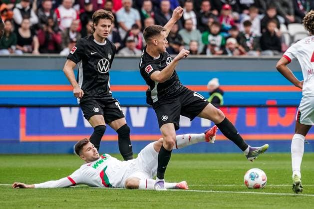 1 Bundesliga 2025 2026 6 Matchday 04 10 2025 FC Augsburg vs VfL Wolfsburg WWK Arena Augsburg, Germany Elvis Rexhbecaj FC Augsburg , Dzenan Pejcinovic VfL Wolfsburg Copyright: xLukaxKolanovicx