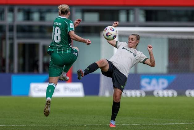 from left Lina Hausicke SV Werder Bremen, 18 and Georgia Stanway FC Bayern München, 31 in a duel, dynamic, action, action, game scene, THE DFB GUIDELINES PROHIBIT ANY USE OF PHOTOGRAPHS AS IMAGE SEQUENCES AND OR QUASI VIDEO DFB REGULATIONS PROHIBIT ANY USE OF PHOTOGRAPHS AS IMAGE SEQUENCES AND OR QUASI VIDEO , 04 10 2025, Munich Germany , Football, Google Pixel Womens Bundesliga, FC Bayern Munich SV Werder Bremen xobx