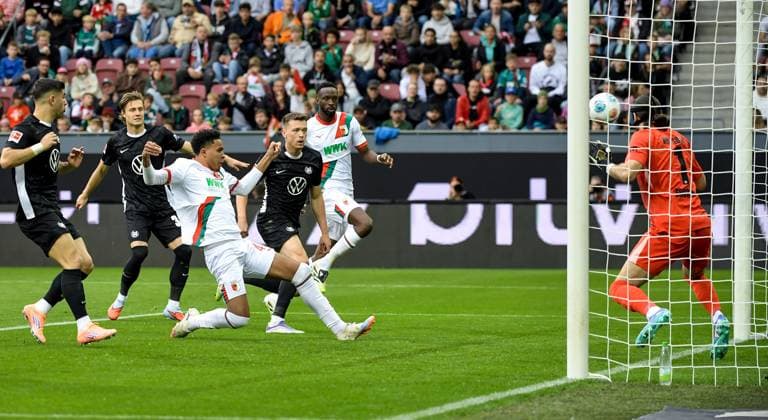 04 10 2025, xemx, Fussball 1 Bundesliga, FC Augsburg VfL Wolfsburg v l Noahkai Banks FC Augsburg Goal scored, erziehlt das Tor zum 1 0 DFL DFB REGULATIONS PROHIBIT ANY USE OF PHOTOGRAPHS as IMAGE SEQUENCES and or QUASI VIDEO Augsburg