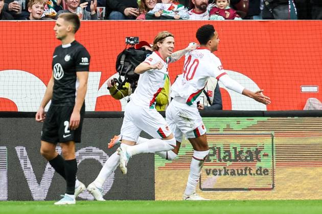 Goal for Augsburg 1 0 by Noahkai Banks FC Augsburg 40 Cheers in the team Kristijan Jakic FC Augsburg 17 GER, FC Augsburg vs VfL Wolfsburg, 1 Bundesliga Soccer, 06 Matchday, Season 2025 2026, 04 10 2025 DFB DFL REGULATIONS PROHIBIT ANY USE OF PHOTOGRAPHS AS IMAGE SEQUENCES AND OR QUASI VIDEO GER, FC Augsburg vs VfL Wolfsburg, 1 Bundesliga Soccer, 06 Matchday, Season 2025 2026, 04 10 2025 Augsburg Copyright: xEibner-Pressefoto RogerxBuerkex EP_RBE