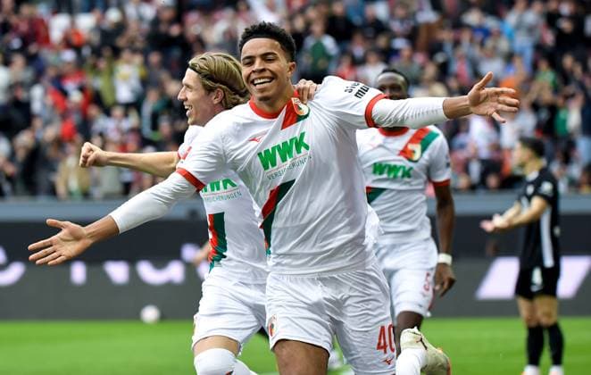 04 10 2025, xemx, Fussball 1 Bundesliga, FC Augsburg VfL Wolfsburg v l Noahkai Banks FC Augsburg Jubel, Torjubel, celebrate the goal, jubelt ueber das Tor zum 1 0 DFL DFB REGULATIONS PROHIBIT ANY USE OF PHOTOGRAPHS as IMAGE SEQUENCES and or QUASI VIDEO Augsburg