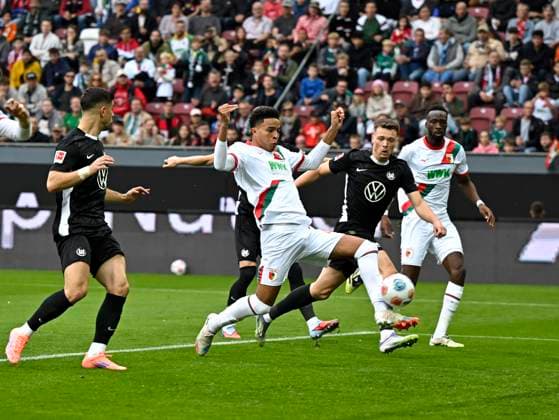 04 10 2025, Soccer 1 Bundesliga 2025 2026, Matchday 6, FC Augsburg VfL Wolfsburg, at WWK Arena Augsburg Noahkai Dominic Banks FC Augsburg scores to 1 0 DFL and DFB regulations prohibit any use of photographs as image sequences and or quasi video
