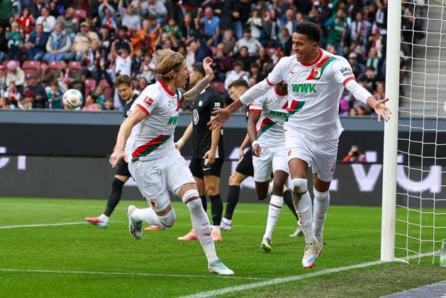 Goal celebration by Kristijan Jakic 17 FC Augsburg , Noahkai Banks 40 FC Augsburg to 1 0, FC Augsburg vs VfL Wolfsburg, Football, 1 Bundesliga, 6 Matchday, 04 10 2025 DFB regulations prohibit any use of photographs as image sequences and or quasi video Augsburg Bayern Germany Copyright: xkolbert-press ChristianxKolbertx