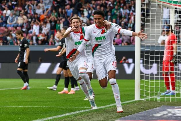 Goal celebration by Kristijan Jakic 17 FC Augsburg , Noahkai Banks 40 FC Augsburg to 1 0, FC Augsburg vs VfL Wolfsburg, Football, 1 Bundesliga, 6 Matchday, 04 10 2025 DFB regulations prohibit any use of photographs as image sequences and or quasi video Augsburg Bayern Germany Copyright: xkolbert-press ChristianxKolbertx