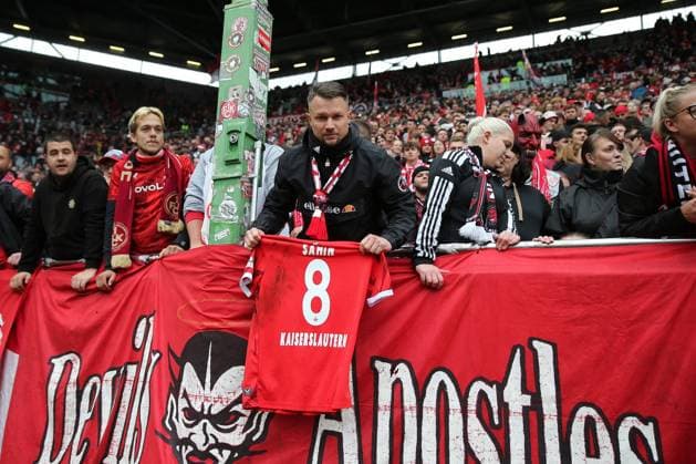 04 10 2025, xmohx, football 2 Bundesliga, 1 FC Kaiserslautern VfL Bochum v l jubilation, joy about the victory emotions, fans, mood, flags, logo, 1 FC Kaiserslautern, red white, teufel fkl DFL DFB REGULATIONS PROHIBIT ANY USE OF PHOTOGRAPHS as IMAGE SEQUENCES and or QUASI VIDEO Kaiserslautern