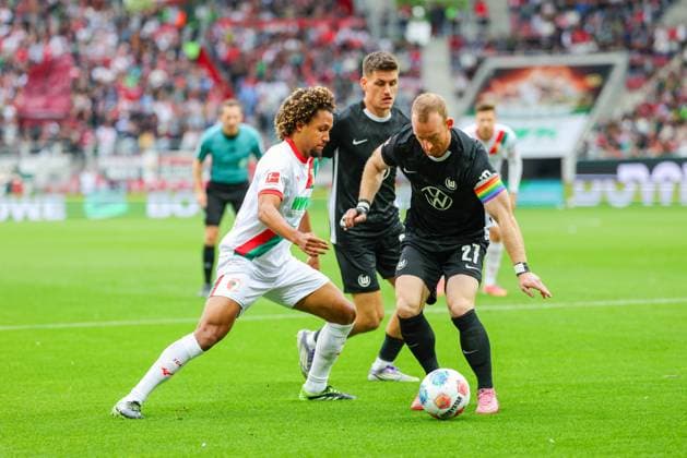 Maximilian Arnold 27, VfL Wolfsburg and Han Noah Massengo 4, FC Augsburg at the match between FC Augsburg v VfL Wolfsburg, Football, Men, Bundesliga, 2025 2026, Matchday 6 on 04 10 2025 in Augsburg, WWK Arena DFL and DFB regulations prohibit any use of photographs as image sequences and or quasi video Bayern Germany