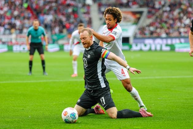 Sport Bilder des Tages Maximilian Arnold (27, VfL Wolfsburg) und Han-Noah Massengo (4, FC Augsburg) beim Spiel zwischen FC Augsburg v VfL Wolfsburg, Fußball, Herren, Bundesliga, 2025 2026, 6.Spieltag am 04.10.2025 in Augsburg, WWK-Arena. DFL and DFB regulations prohibit any use of photographs as image sequences and or quasi-video. Bayern Deutschland *** Maximilian Arnold 27, VfL Wolfsburg and Han Noah Massengo 4, FC Augsburg at the match between FC Augsburg v VfL Wolfsburg, Football, Men, Bundesliga, 2025 2026, Matchday 6 on 04 10 2025 in Augsburg, WWK Arena DFL and DFB regulations prohibit any use of photographs as image sequences and or quasi video Bayern Germany