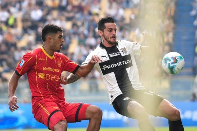 Parma s Emanuele Valeri fights for the ball with LecceÕs Danilo Veiga during the Serie A soccer match between Parma and Lecce at Ennio Tardini Stadium in Parma, North Italy, Saturday, October 4, 2025. Soccer  Copyright: xMassimoxPaolone LaPressex